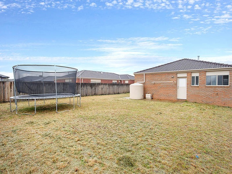 2 Birdswing Terrace, Melton South VIC 3338