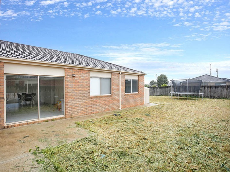 2 Birdswing Terrace, Melton South VIC 3338