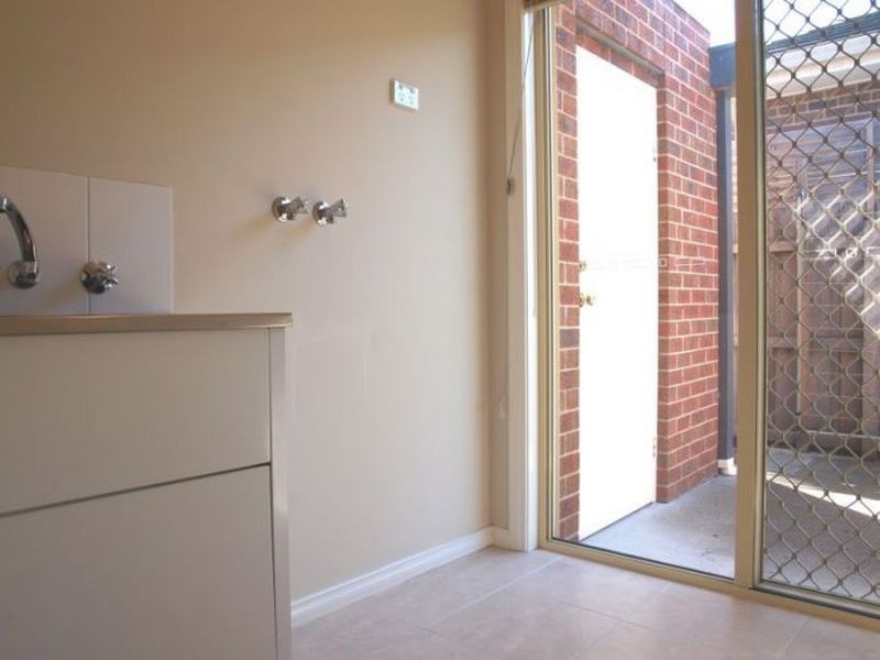 2/53 Clydesdale Road, Airport West VIC 3042