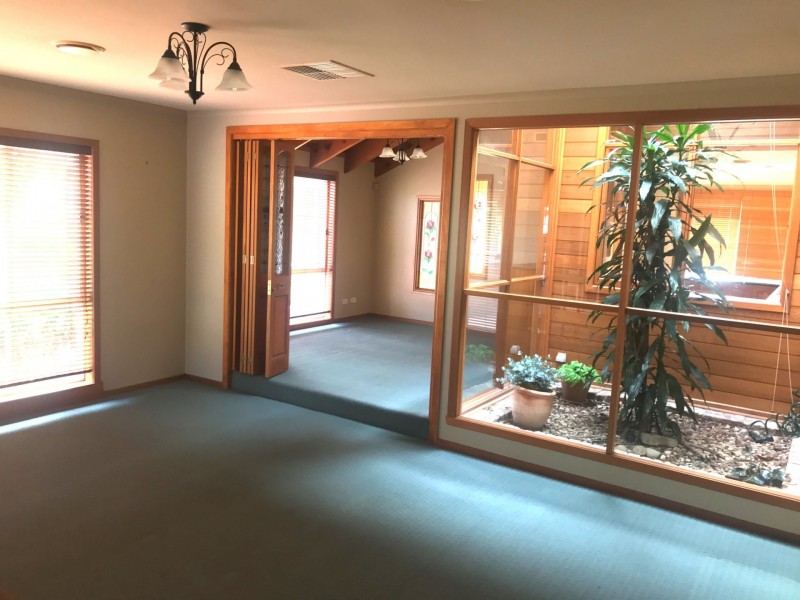 5 Parrakeet Court, Taylors Lakes VIC 3038