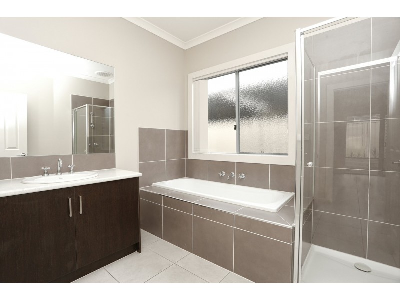 3 Briar Valley Rise, Caroline Springs VIC 3023