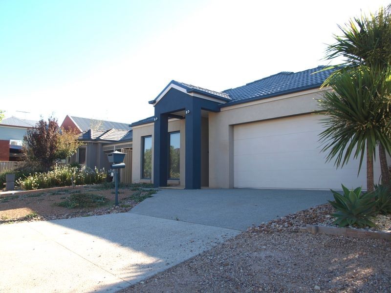 15 Studely Park Way, Caroline Springs VIC 3023