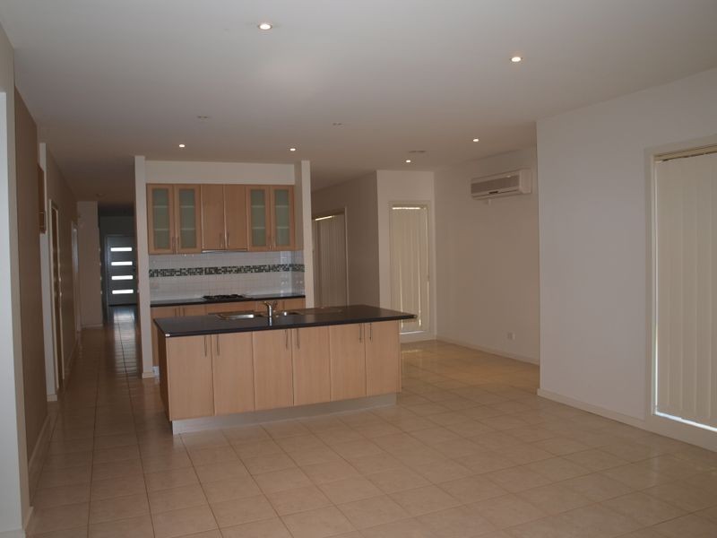 15 Studely Park Way, Caroline Springs VIC 3023