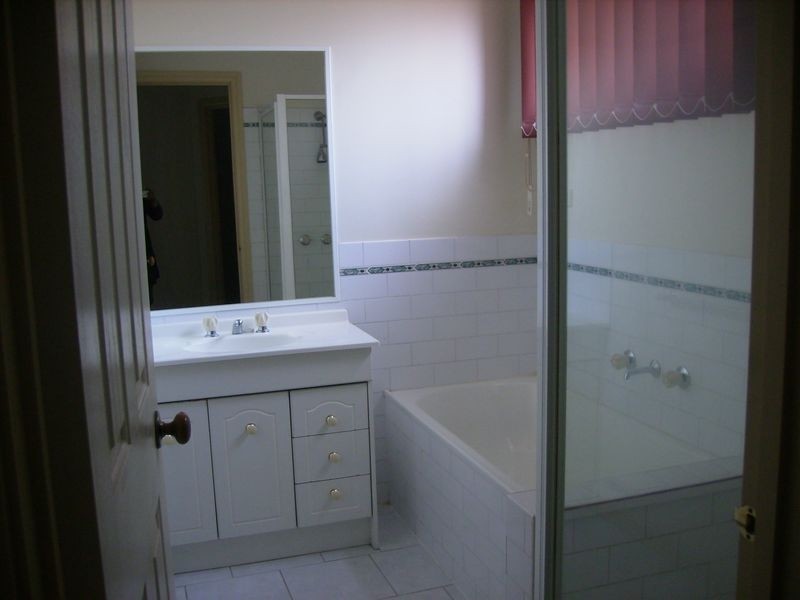 2/218 Melrose Drive, Tullamarine VIC 3043