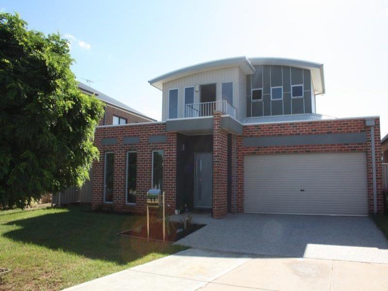 11 Braeside Walk, Caroline Springs VIC 3023
