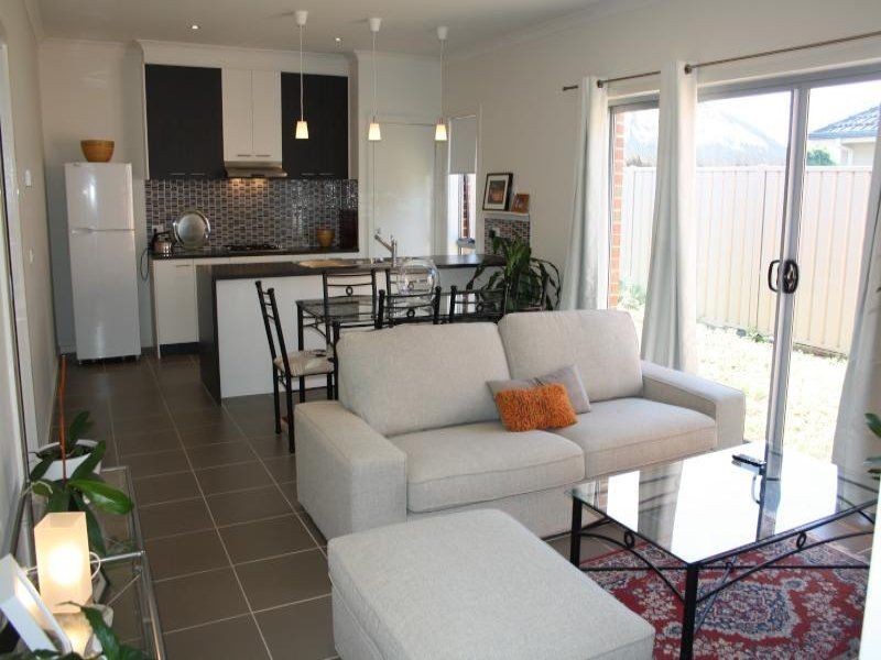 11 Braeside Walk, Caroline Springs VIC 3023
