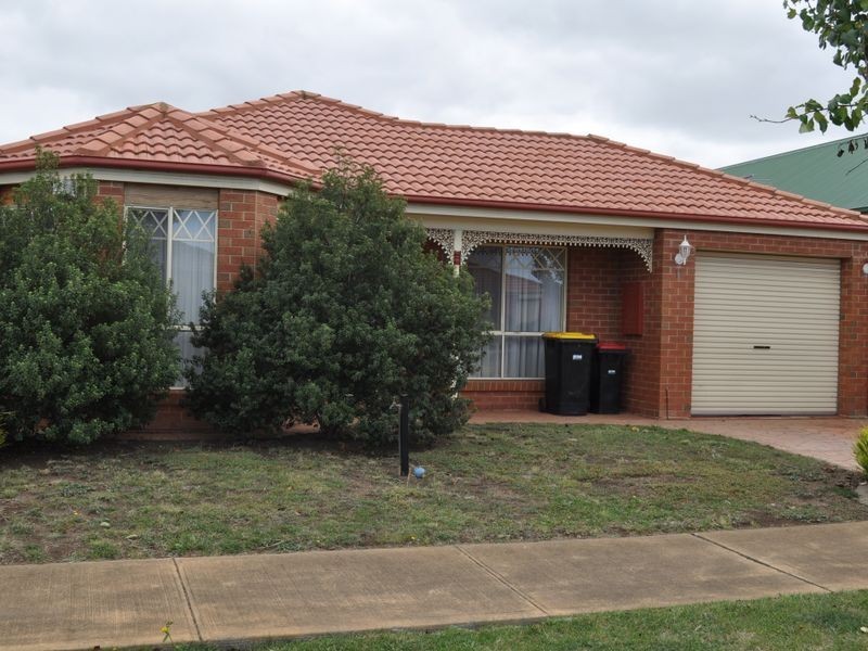 11 Diggers Place, Caroline Springs VIC 3023