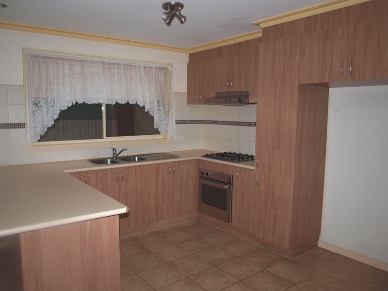 11 Diggers Place, Caroline Springs VIC 3023