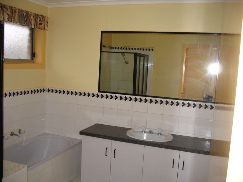 1/24 Leila, Deer Park VIC 3023