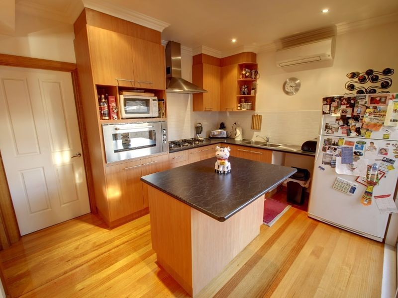 2/164 Cornwall Road, Sunshine VIC 3020