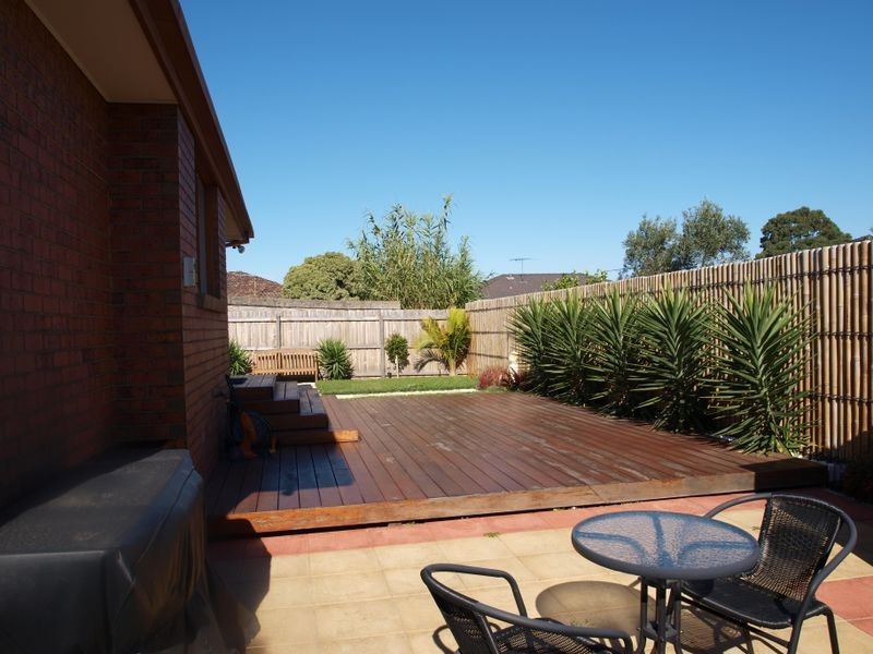 2/33 Waratah Avenue, Tullamarine VIC 3043