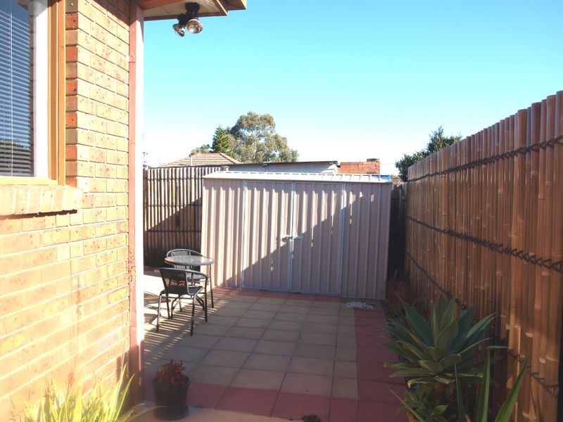 2/33 Waratah Avenue, Tullamarine VIC 3043