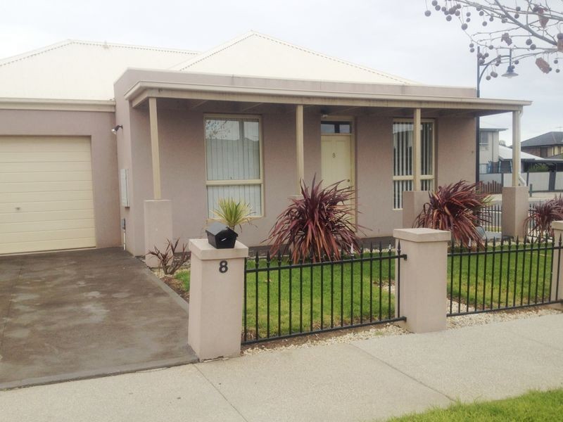 8 Clifton Lane, Caroline Springs VIC 3023
