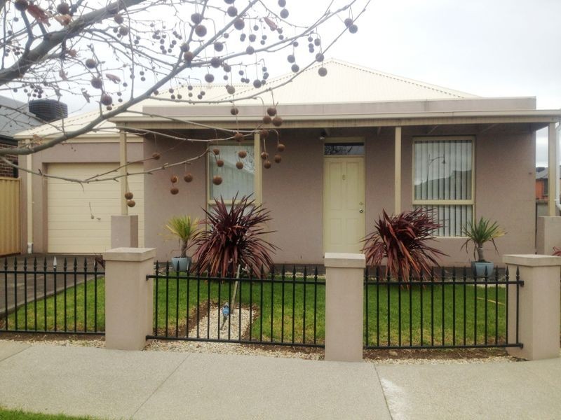 8 Clifton Lane, Caroline Springs VIC 3023