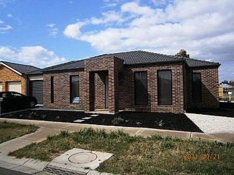 33 Macadamia Grove, Werribee VIC 3030
