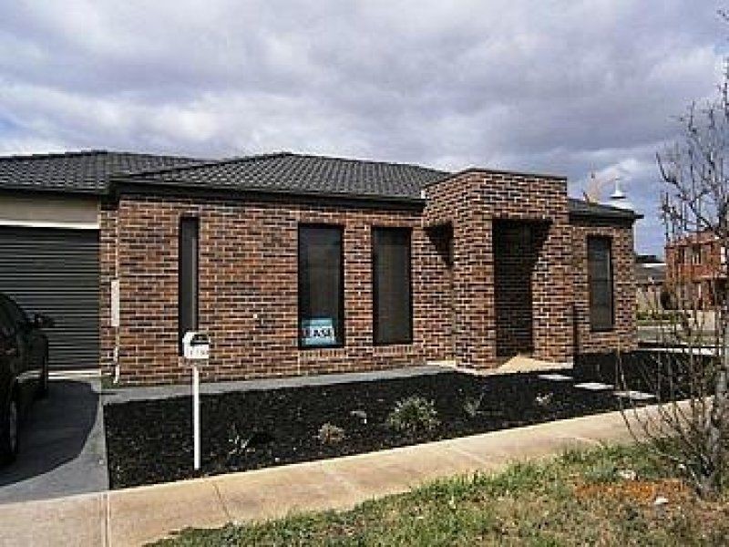 33 Macadamia Grove, Werribee VIC 3030