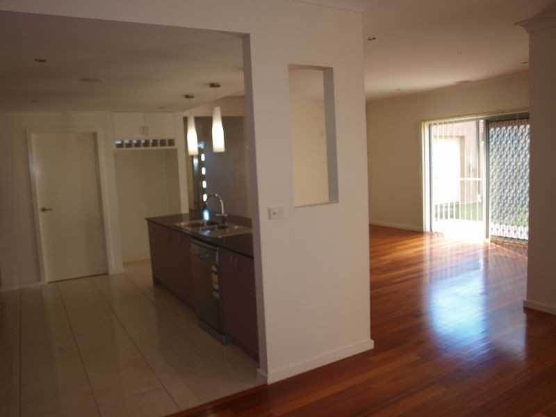 7 Ivan James Place, Caroline Springs VIC 3023