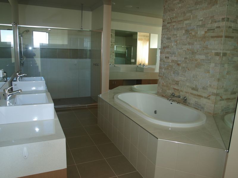 7 Ivan James Place, Caroline Springs VIC 3023