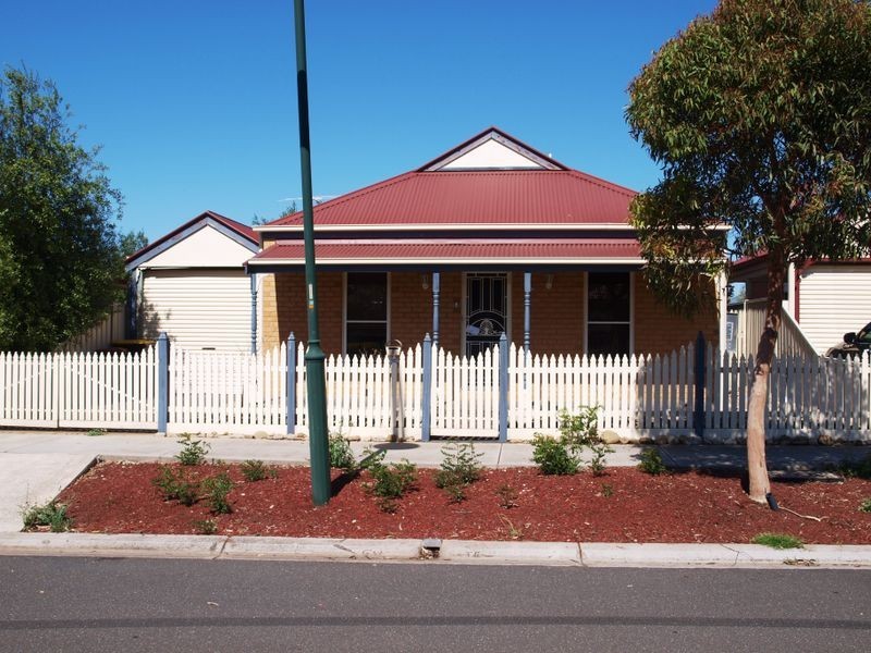 5 Alphine Gardens, Caroline Springs VIC 3023