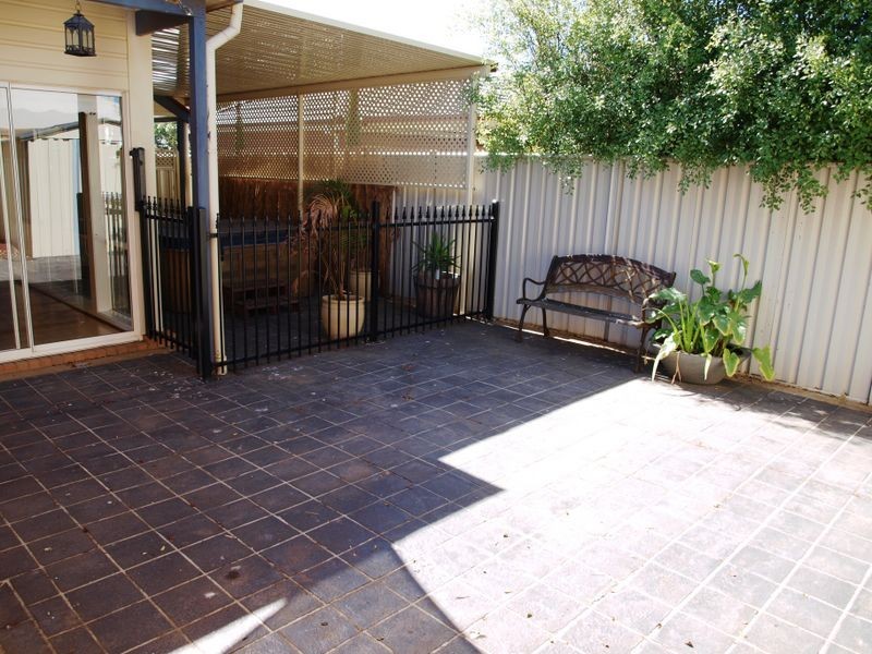 5 Alphine Gardens, Caroline Springs VIC 3023