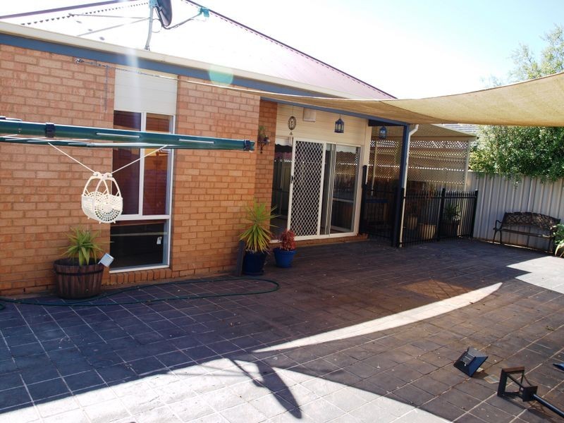 5 Alphine Gardens, Caroline Springs VIC 3023