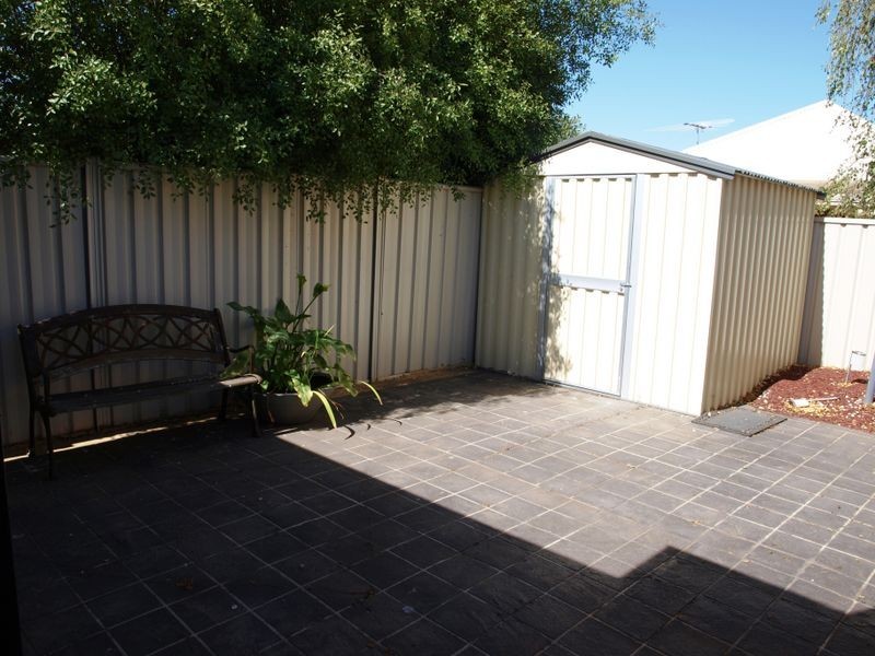 5 Alphine Gardens, Caroline Springs VIC 3023