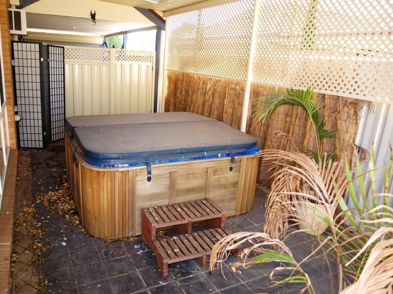 5 Alphine Gardens, Caroline Springs VIC 3023