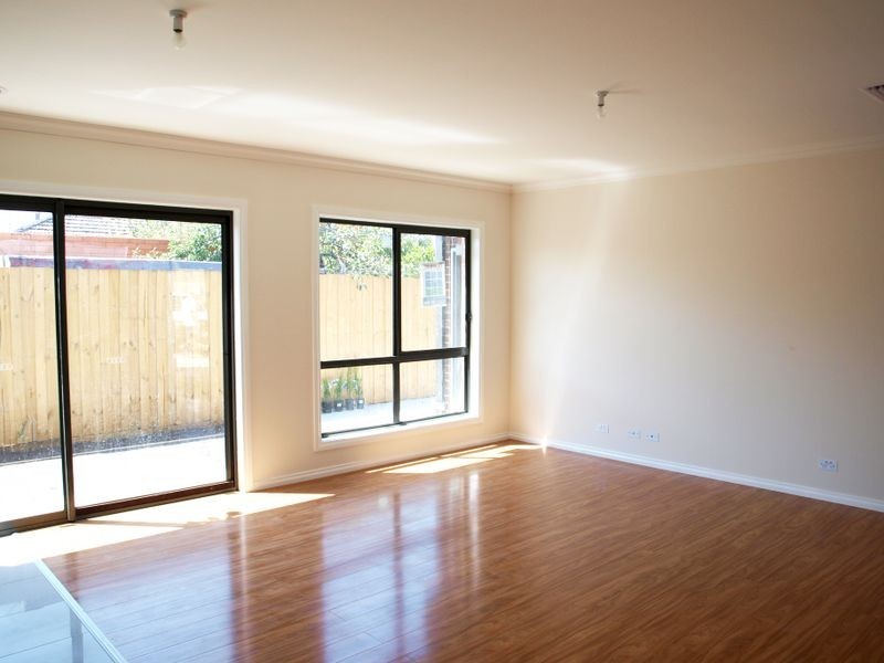 2/8 Nelson Court, Avondale Heights VIC 3034