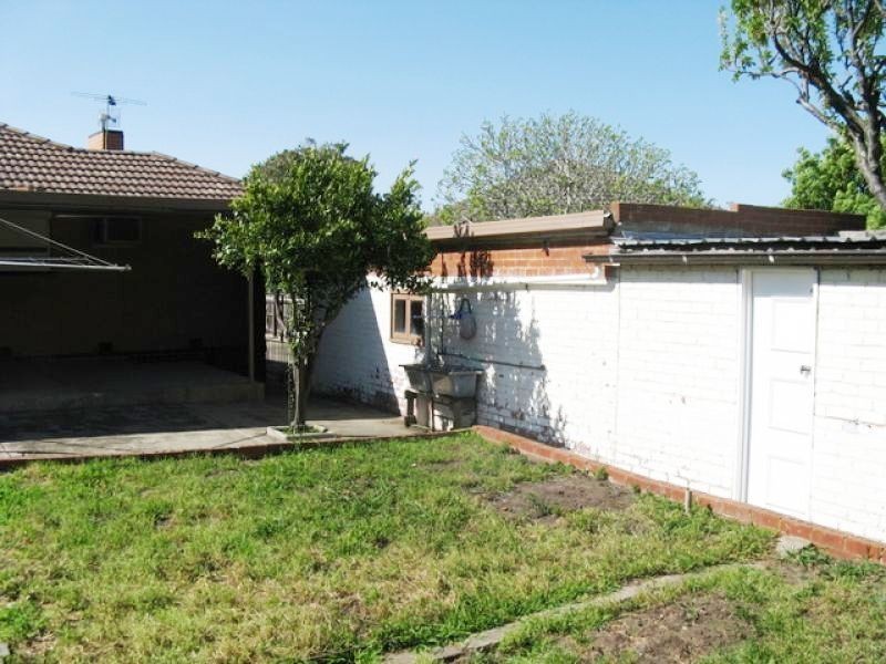 8 Harrington Road, Airport West VIC 3042