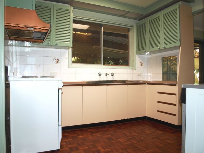 42 Finton Grove, Gladstone Park VIC 3043