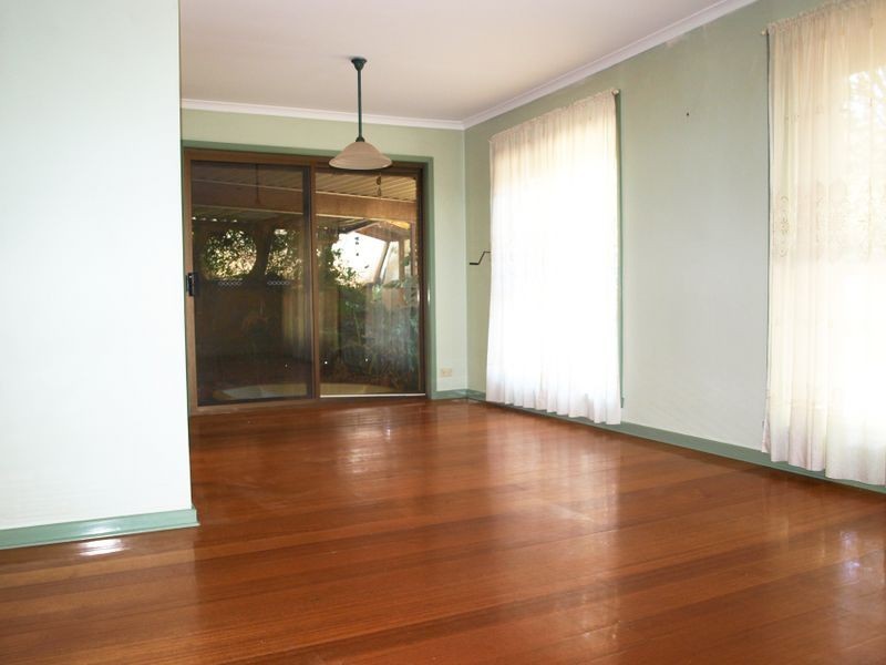 42 Finton Grove, Gladstone Park VIC 3043