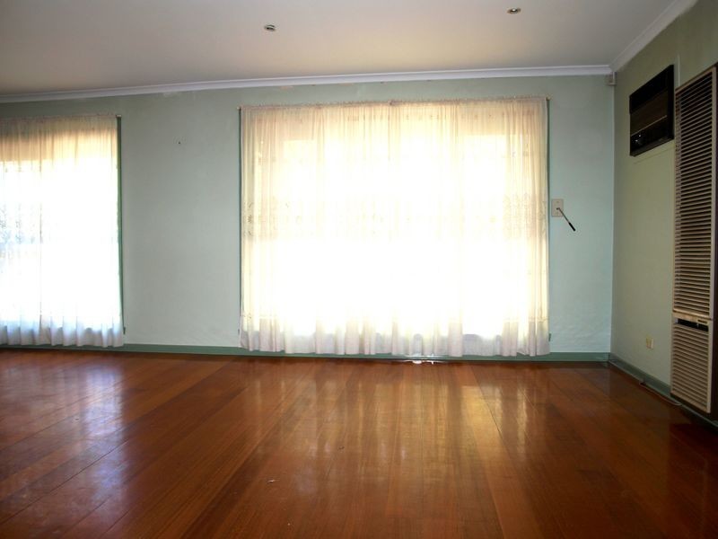 42 Finton Grove, Gladstone Park VIC 3043