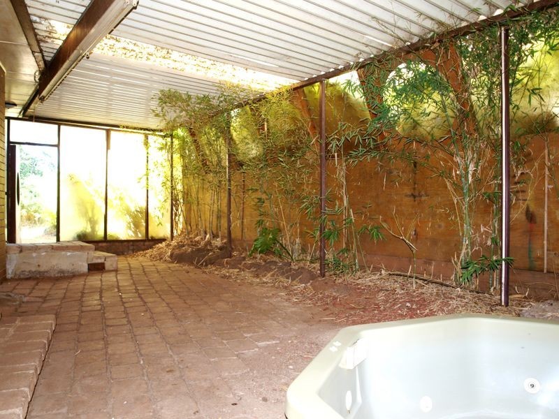 42 Finton Grove, Gladstone Park VIC 3043