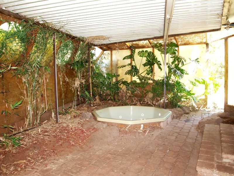 42 Finton Grove, Gladstone Park VIC 3043