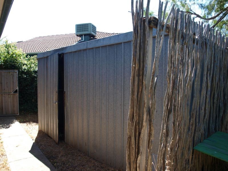 42 Finton Grove, Gladstone Park VIC 3043