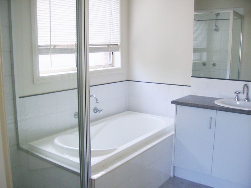 1/61 Jade Way, Hillside VIC 3037