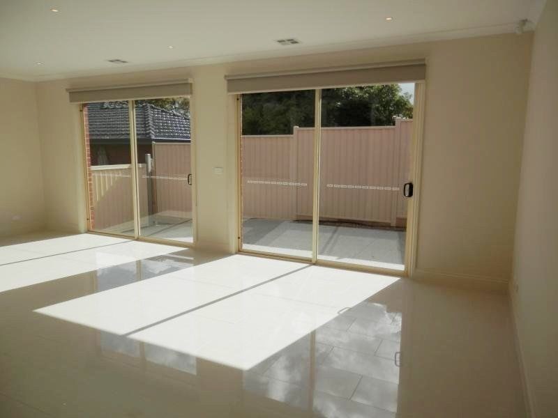 2/32 Caroline Street, Essendon VIC 3040