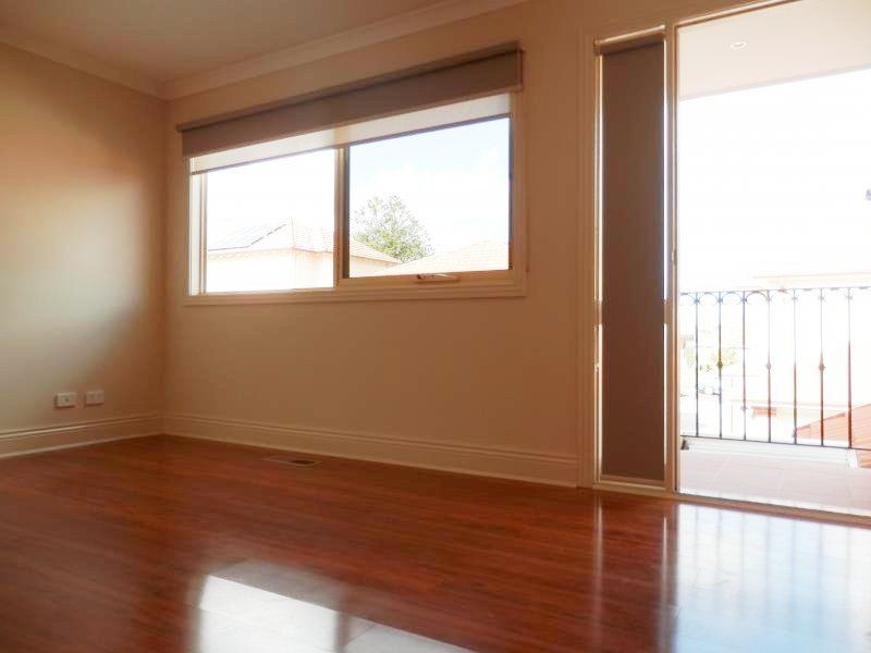 2/32 Caroline Street, Essendon VIC 3040
