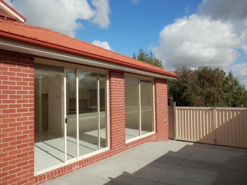 2/32 Caroline Street, Essendon VIC 3040
