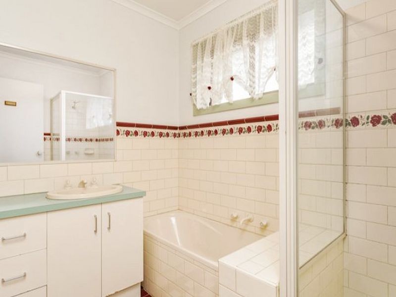 1B Knightsbridge Avenue, Altona Meadows VIC 3028