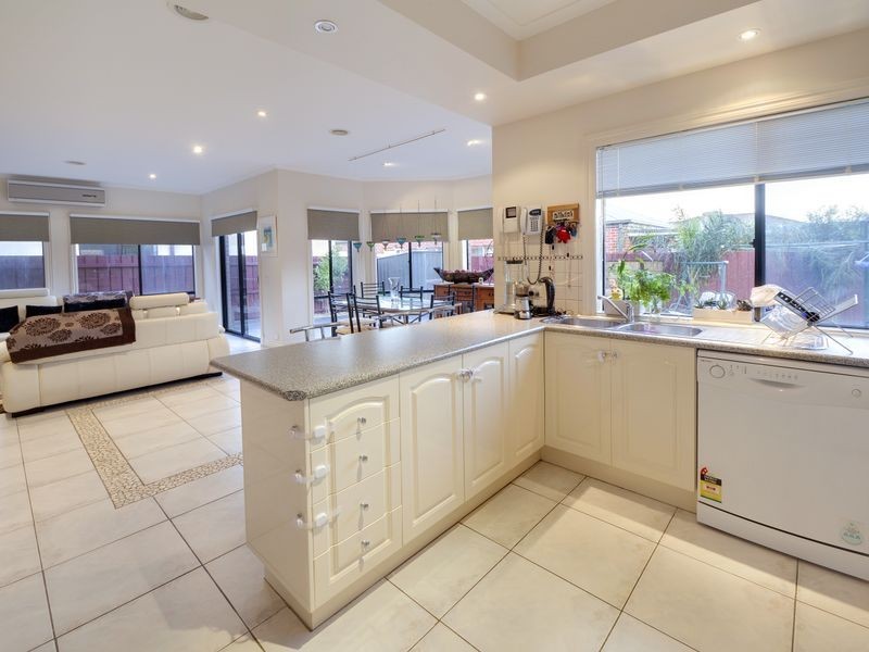 38 Rutherglen Crescent, Gowanbrae VIC 3043