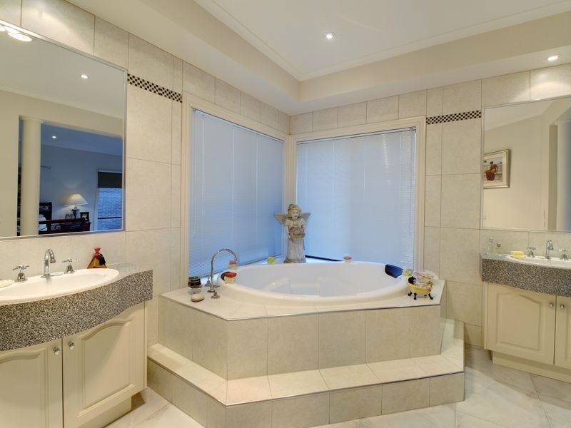 38 Rutherglen Crescent, Gowanbrae VIC 3043