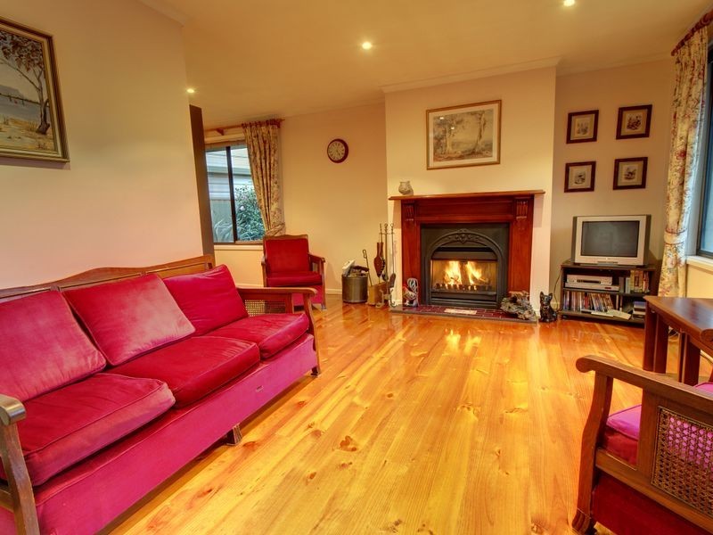 4 Adam Court, Gladstone Park VIC 3043