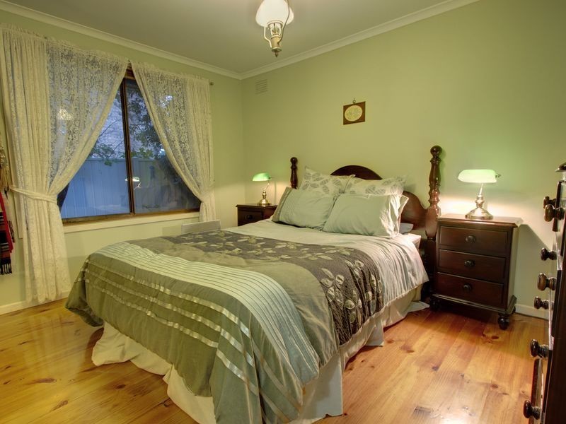 4 Adam Court, Gladstone Park VIC 3043