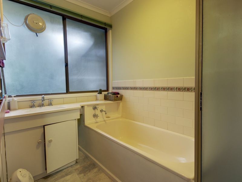 4 Adam Court, Gladstone Park VIC 3043