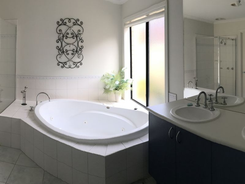 140 Marigold Crescent, Gowanbrae VIC 3043