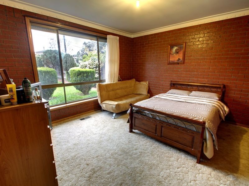 15 Harricks Crescent, Attwood VIC 3049