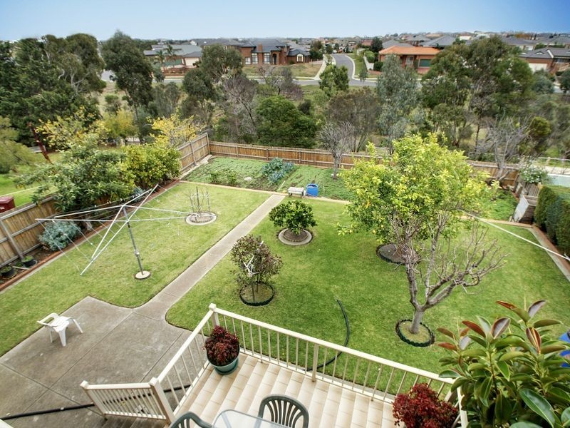 15 Harricks Crescent, Attwood VIC 3049