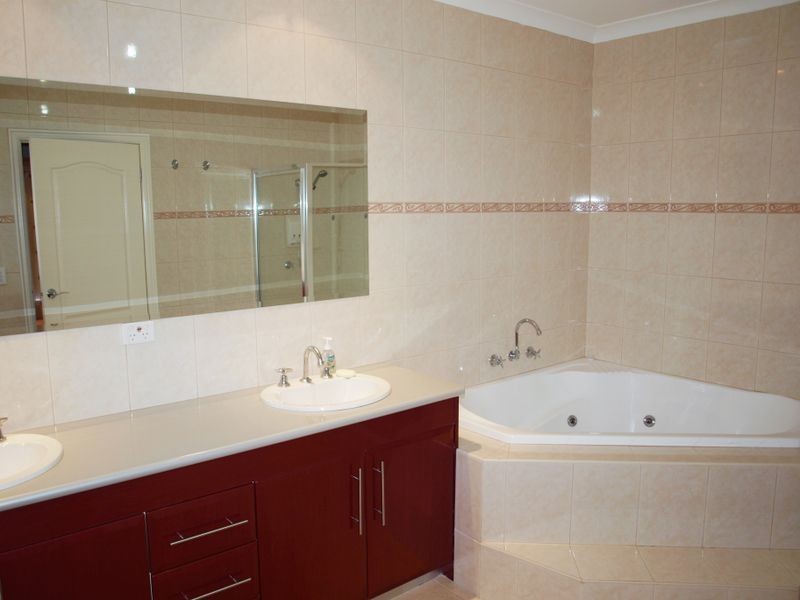 17 Bentley Avenue, Roxburgh Park VIC 3064