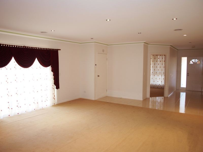 17 Bentley Avenue, Roxburgh Park VIC 3064